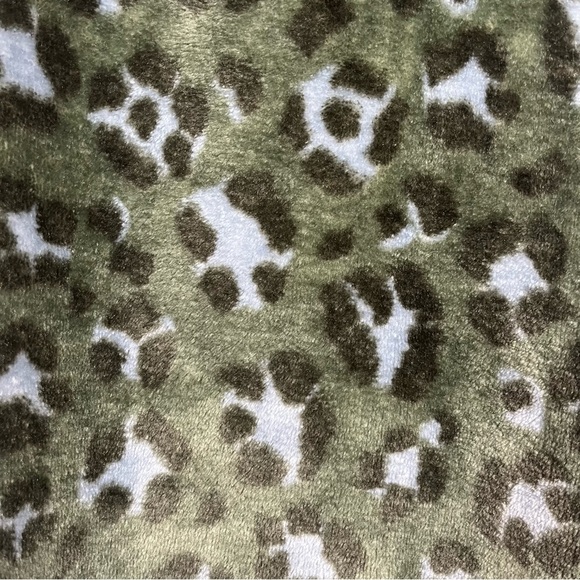 Aerie Green Cheetah Print Fleece Long Sleeve Loungewear Top - Picture 4 of 12